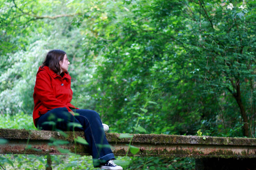 西方人,成年人,一个人,坐,横图,室外,白天,侧面,森林,法国,欧洲,欧洲人,仅一个年轻女性,仅一个女性,仅一个人,木制,桥,牛仔裤,休闲装,外套,树,红色,自然,思考,放松,摄影,年轻女性,女人,女性,白种人,年轻人,休闲活动,双腿交叉,彩图,夏特尔,独处