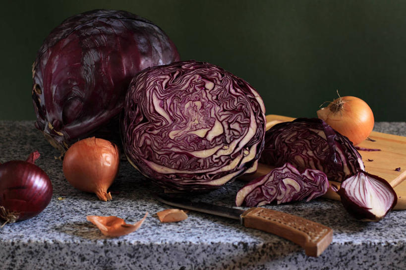 无人,横图,室内,特写,桌子,蔬菜,洋葱,乌克兰,果皮,案板,饮食,摄影,红球甘蓝,花岗岩,清新,餐刀,横截面,健康食物,彩图