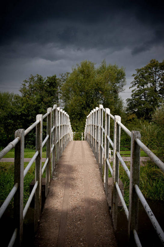 无人,栏杆,竖图,室外,白天,河流,英国,云,桥,联系,草,树,天空,摄影,人行桥,宁静,波克夏,彩图