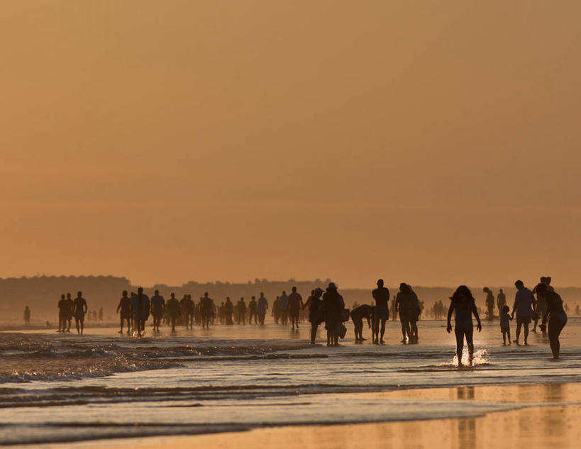 横图,室外,度假,海洋,西班牙,许多人,天空,黄昏,波浪,一群人,摄影,剪影,休闲活动,步行,彩图