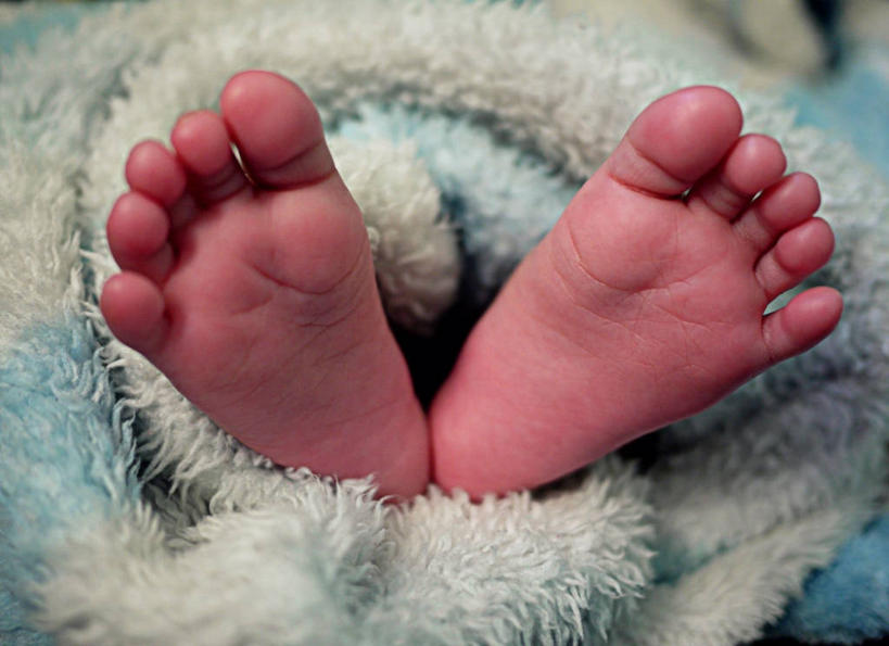 婴儿,一个人,躺,横图,室内,特写,英国,毯子,首都,粉色,摄影,部分,足,开端,彩图,弱点