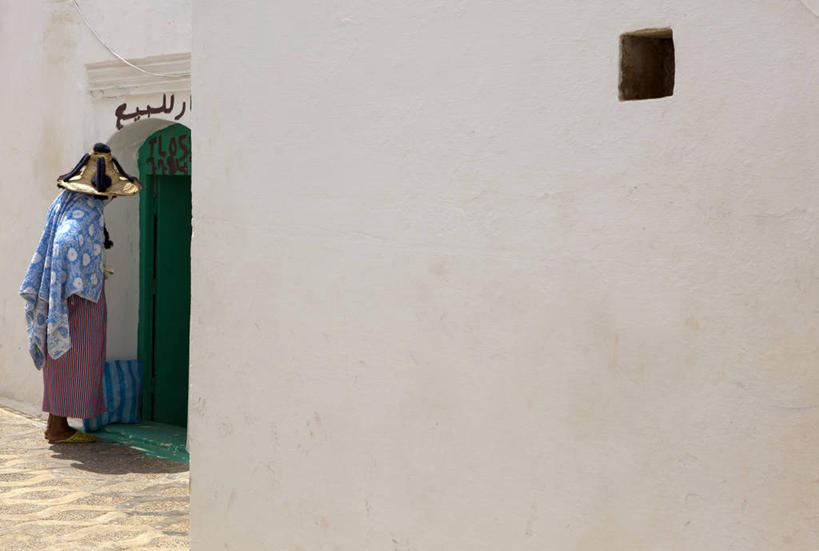 成年人,一个人,站,横图,室外,白天,侧面,通讯,街道,摩洛哥,仅一个女性,阴影,拱门,白色,摄影,说话,彩图,传统服装,独处