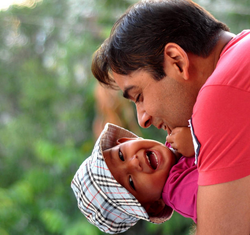 婴儿,儿童,成年人,中年人,老年人,脸,头,脸颊,两个人,家庭,父亲,儿子,微笑,横图,室外,特写,白天,幸福,纯洁,帽子,印度,连接,拿着,休闲装,肩膀,小孩,温暖,温馨,一家人,可爱,摄影,活泼,和睦,关爱,宝宝,纯真,烂漫,无邪,卡纳塔克邦,班加罗尔,伶俐,天真,老年男性,男性,孩子,头部,脸部,脸蛋,面部,彩图,爱,融洽