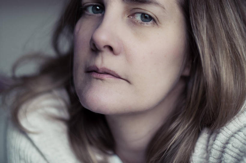 西方人,成年人,中年人,老年人,脸,头,眼睛,脸颊,一个人,横图,室内,特写,信心,欧洲,美国,欧洲人,仅一个女性,仅一个人,肩膀,蓝色,仅一个中年女性,摄影,肖像,布卢明顿,女人,女性,中年女性,白种人,头部,长发,脸部,脸蛋,面部,彩图,美人