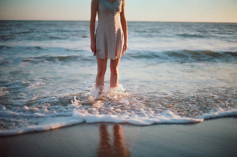 成年人,一个人,站,横图,室外,白天,度假,海浪,海洋,美国,仅一个女性,反射,天空,波浪,乐趣,摄影,享乐,海滩,彩图