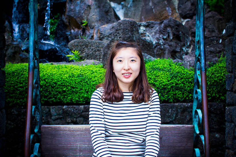 成年人,一个人,笑,微笑,露齿笑,横图,室外,白天,正面,幸福,信心,济州岛,韩国,仅一个年轻女性,仅一个女性,仅一个人,休闲装,地标建筑,摄影,肖像,年轻女性,女人,女性,年轻人,岩石,休闲活动,半身,彩图,朝鲜族