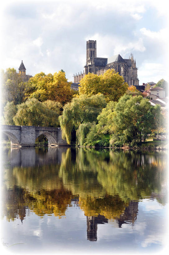 无人,竖图,室外,白天,河流,建筑,法国,反射,云,桥,联系,历史,拱桥,树,天空,摄影,宗教,基督教,法国文化,利穆赞,秋天,彩图,大教堂,利摩日