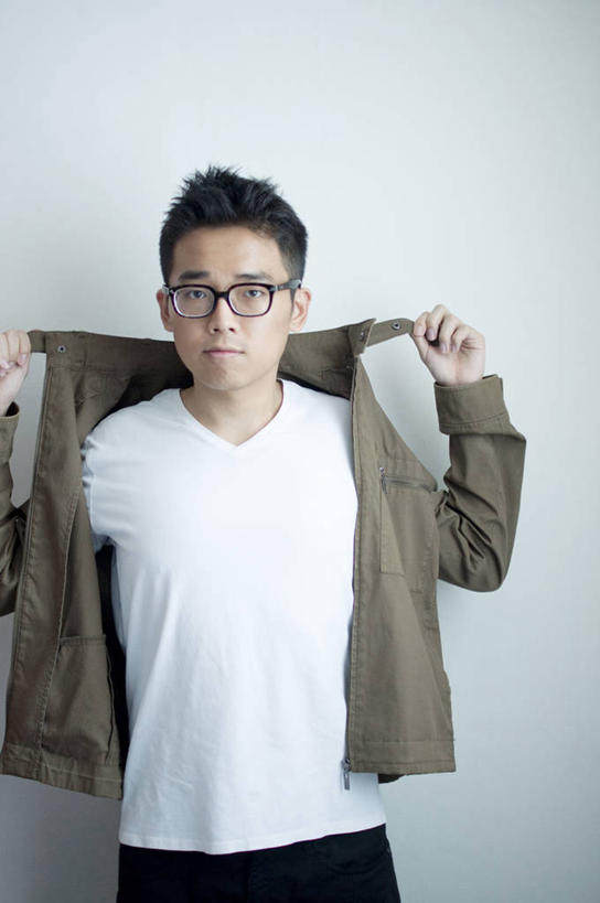 成年人,一个人,站,竖图,白色背景,正面,信心,韩国,仅一个男性,仅一个人,眼镜,拿着,休闲装,仅一个年轻男性,个性,摄影,肖像,茄克,男人,男性,年轻男性,年轻人,半身,彩图,影棚拍摄