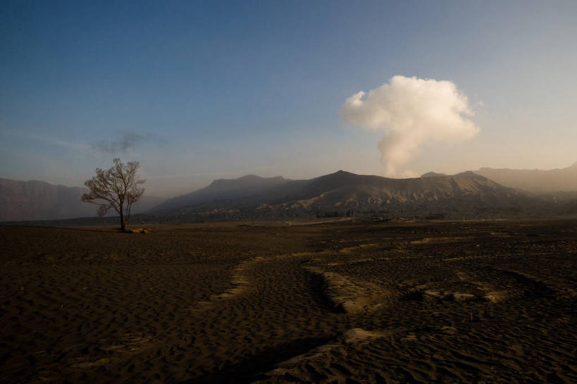 无人,横图,室外,寂寞,火山,山,印度尼西亚,环保,热,树,天空,自然,黄昏,烟,摄影,能源,回收,资源,毁灭,爆发,利用,低碳,循环,勃朗峰,持续,地质学,爪哇,自然地理,彩图