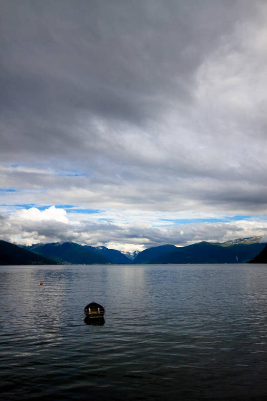 无人,竖图,室外,白天,美景,山,船,挪威,停靠,反射,景观,云,海湾,风景,天空,自然,景色,运输,摄影,宁静,停泊,自然风光,彩图,海港,松娜峡湾