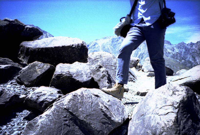 成年人,一个人,横图,室外,白天,探险,新西兰,仅一个男性,云,休闲装,天空,自然,摄影,岩层,库克山,冒险,岩石,步行,彩图