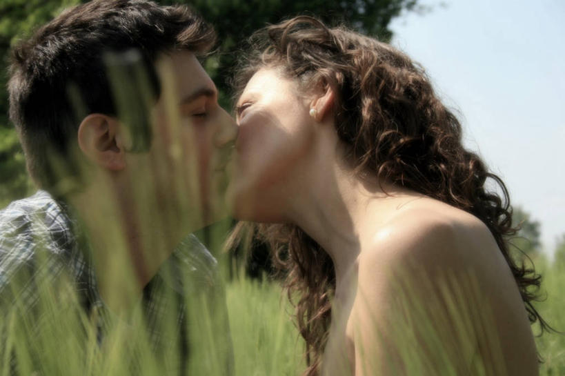 成年人,脸,头,脸颊,两个人,夫妻,横图,室外,白天,侧面,衬衫,爱情,日光,意大利,连接,服装,田地,浪漫,休闲装,肩膀,草,衣服,自然,休闲,休闲服,恩爱,恋人,摄影,服饰,异性恋,布雷西亚,年轻男性,年轻女性,年轻人,头部,卷发,脸部,脸蛋,面部,夫妇,情侣,闭着眼睛,亲吻,彩图,爱,伴侣