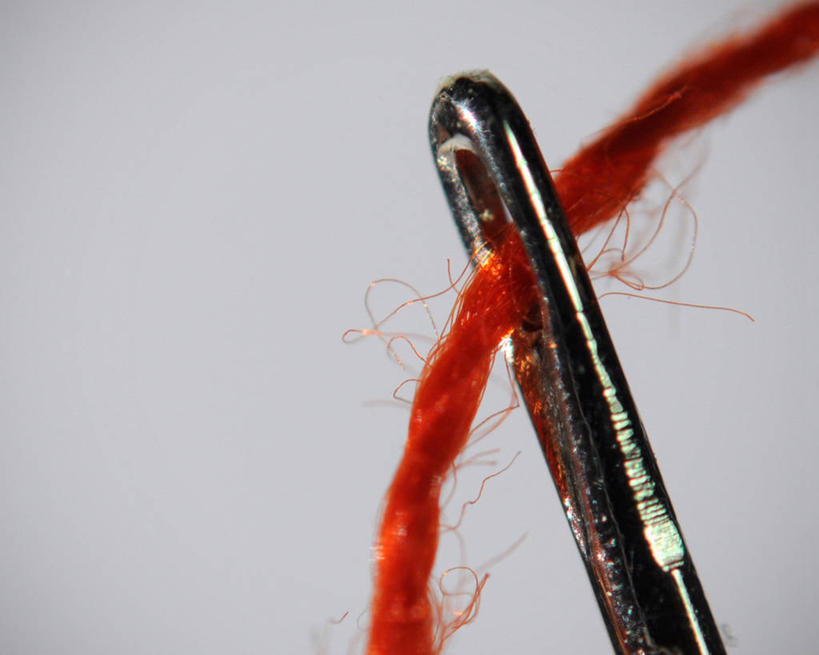 无人,横图,特写,白色背景,印度,线,联系,针,两个,红色,摄影,缝纫,准确,彩图,影棚拍摄