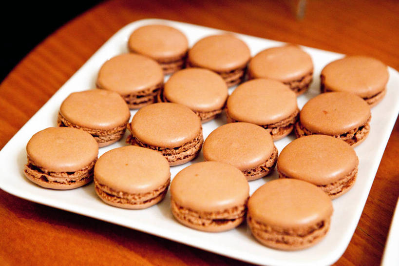 无人,横图,室内,特写,白天,桌子,纽约,美国,一排,许多,整齐,很多,饮食,排列,盘子,巧克力,摄影,队列,清新,纽约州,彩图,蛋白杏仁饼