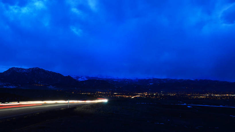 无人,横图,室外,山,路,美国,云,交通,蓝色,天空,黄昏,运输,摄影,尾灯,迅速,照亮,科罗拉多州,彩图