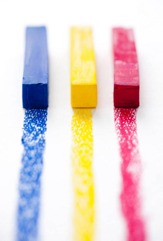 无人,竖图,室内,白色背景,德国,一排,条纹,整齐,首都,柏林,排列,黄色,红色,蓝色,摄影,多样,队列,彩图,彩色蜡笔