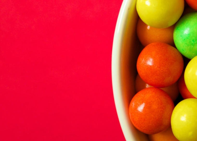 无人,横图,特写,留白,微距,英国,红色背景,饮食,碗,球体,摄影,多样,部分,口香糖,彩图,影棚拍摄