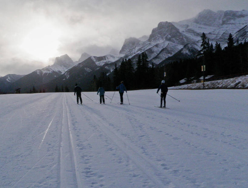 四个人,横图,室外,白天,旅游,度假,美景,雪,雪山,加拿大,景观,云,娱乐,自然,地标建筑,享受,休闲,景色,放松,寒冷,摄影,滑雪杖,自然风光,洛矶山脉,亚伯达,滑雪运动,冒险,彩图,越野滑雪