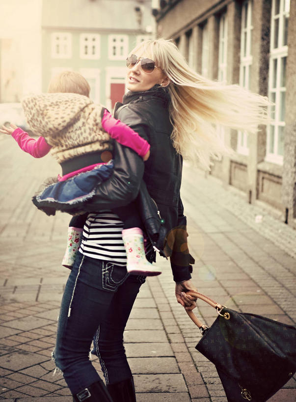 儿童,成年人,中年人,头发,两个人,家庭,母亲,女儿,微笑,竖图,室外,白天,满意,纯洁,城市,建筑,冰岛,服装,小路,皮革,首都,拿着,扭头,注视,休闲装,外套,衣服,太阳镜,观察,看,转头,温暖,温馨,一家人,金色,童年,转,摄影,服饰,观看,和睦,察看,夹克,衣着,零钱包,夹克衫,穿着,关爱,关注,运送,皮夹克,衣饰,茄克,雷克雅未克,女孩,女性,中年女性,外衣,彩图,短外衣,融洽