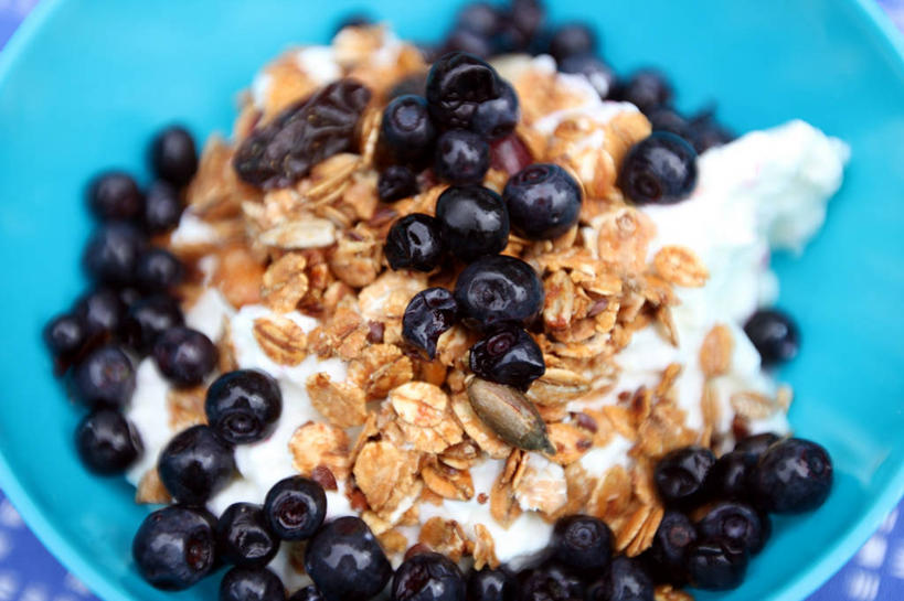 无人,横图,俯视,室内,早餐,桌子,蓝莓,法国,酸奶,饮食,蓝色,碗,摄影,清新,格兰诺拉麦片,健康食物,彩图,高角度拍摄