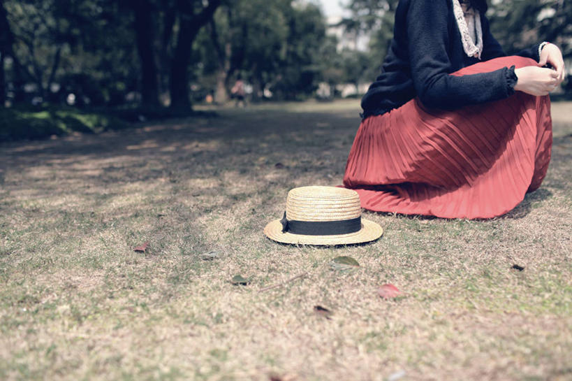 成年人,一个人,坐,横图,室外,白天,裙子,帽子,上海,仅一个女性,陆地,红色,思考,放松,摄影,彩图