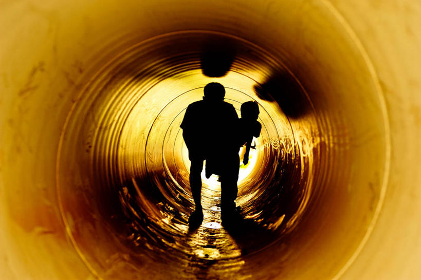 两个人,横图,室内,白天,纯洁,孟加拉国,印度,亚洲,反射,可爱,童年,童趣,摄影,南亚,剪影,童真,烂漫,无邪,恶作剧,孟加拉人民共和国,天真,步行,彩图