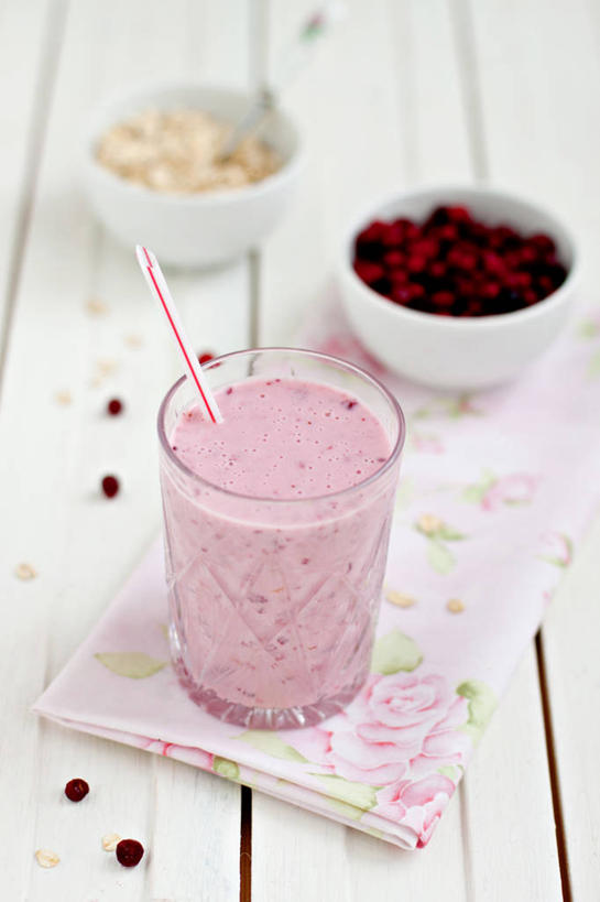 果汁,无人,竖图,俯视,室内,特写,白天,早餐,桌子,俄罗斯,饮食,餐巾,吸管,碗,摄影,麦片,清新,健康食物,玻璃杯,彩图,高角度拍摄