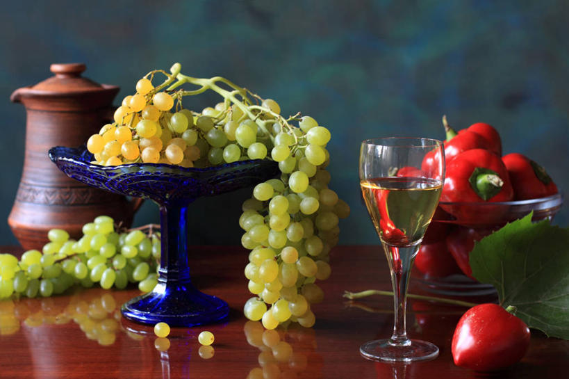 无人,横图,室内,葡萄,辣椒,静物,花瓶,乌克兰,透明,反射,琥珀,白葡萄酒,串,饮食,饮料,红色,碗,摄影,多样,葡萄酒杯,清新,干的,彩椒,健康食物,辣角,红海椒,大椒,辣虎,广椒,玻璃杯,甜椒,柿子椒,辣子,海椒,番椒,灯笼椒,彩图