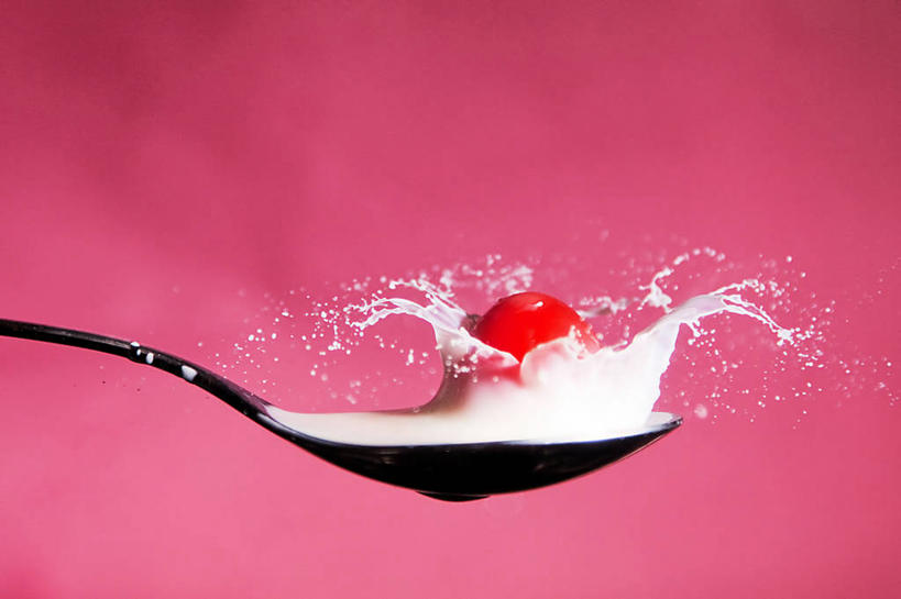 牛奶,无人,横图,特写,运动模糊,水果,英国,粉色背景,溅,食品,饮料,汤匙,摄影,撞击,清新,利物浦,樱桃番茄,彩图,影棚拍摄