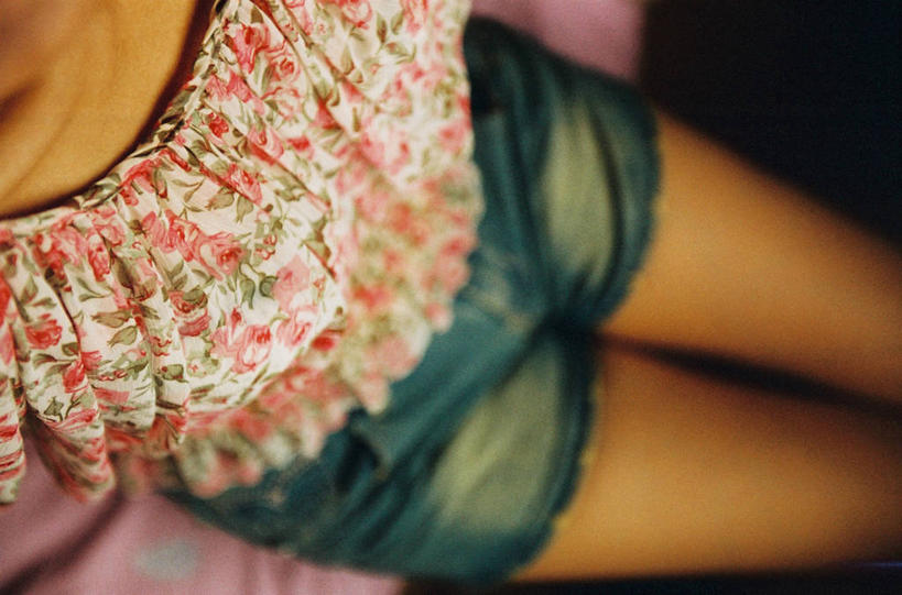 成年人,一个人,坐,横图,俯视,时尚,上海,仅一个年轻女性,仅一个女性,仅一个人,花纹,短裤,放松,摄影,部分,年轻女性,女人,女性,中国人,年轻人,上装,彩图,高角度拍摄,太阳裙