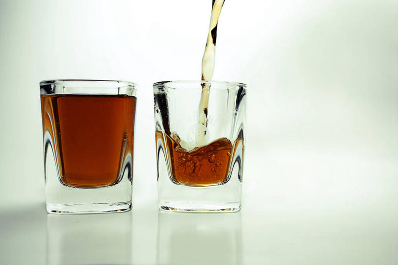 威士忌,无人,横图,白色背景,美国,倒,透明,反射,饮食,两个,摄影,德克萨斯,玻璃杯,彩图,影棚拍摄