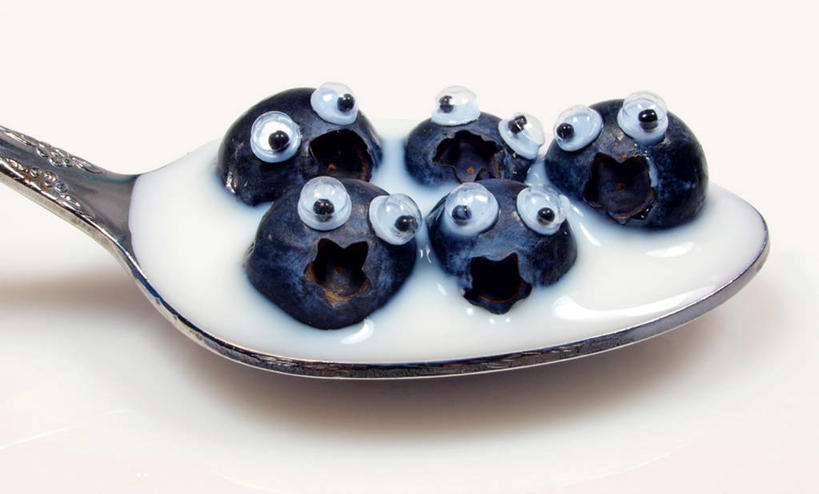 牛奶,无人,横图,特写,白色背景,蓝莓,水果,美国,食品,饮料,汤匙,摄影,创造力,清新,健康食物,想法,彩图,影棚拍摄,拟人