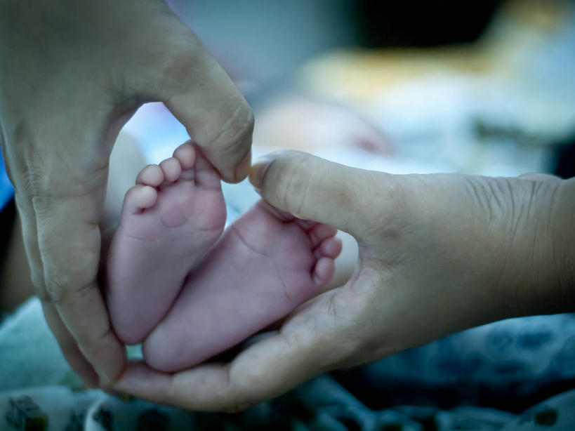 婴儿,儿童,成年人,手,两个人,家庭,母亲,儿子,躺,横图,室内,特写,白天,纯洁,孟加拉国,印度,亚洲,连接,拿着,小孩,温暖,温馨,一家人,赤脚,可爱,摄影,活泼,部分,和睦,关爱,宝宝,南亚,脚掌,足,纯真,烂漫,无邪,孟加拉人民共和国,伶俐,天真,男性,女人,孩子,心型,彩图,爱,融洽