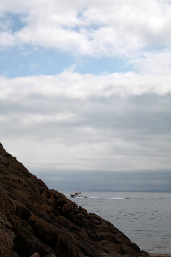 无人,竖图,室外,白天,海洋,水,船,英国,水平线,渔船,天空,自然,运输,摄影,威尔士,彭布罗克郡,海滩,岩石,彩图,旅行