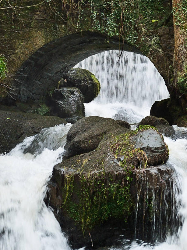 无人,竖图,室外,白天,长时间曝光,美景,瀑布,英国,景观,流水,拱门,苔藓,山谷,自来水,风景,自然,景色,摄影,人行桥,宁静,清新,自然风光,格拉斯哥,岩石,彩图