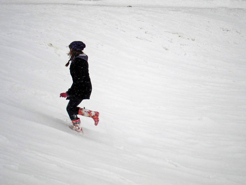 西方人,儿童,少年,一个人,跑,横图,室外,白天,纯洁,山,雪,帽子,英国,欧洲,欧洲人,仅一个男性,仅一个年轻女性,仅一个女性,仅一个人,雨鞋,冬天,刺激,仅一个年轻男性,小孩,寒冷,可爱,童年,童趣,摄影,青春期,童真,烂漫,无邪,编织帽,萨里市,天真,男人,男性,年轻男性,年轻女性,女人,女性,白种人,孩子,彩图