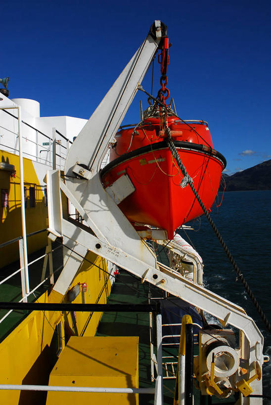 无人,栏杆,竖图,室外,白天,海洋,船,智利,吊挂,悬挂,挂,红色,运输,摄影,铁环,保护,锁链,链条,束缚,限制,万里无云,约束,救生艇,彩图