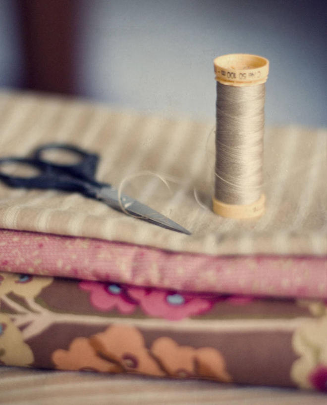 无人,竖图,室内,特写,纺织品,西班牙,五个,许多,堆叠,花纹,剪刀,线,折叠,摄影,多样,线轴,美术工艺,休闲活动,彩图