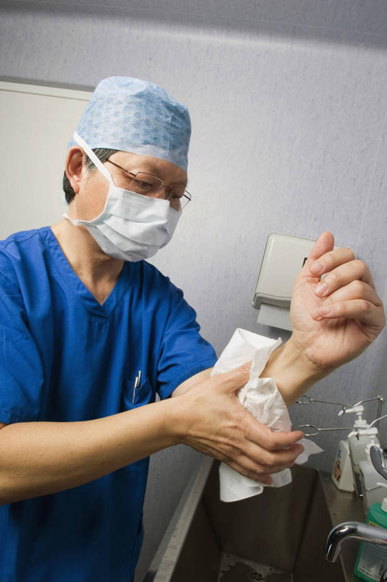 成年人,老年人,一个人,医生,站,竖图,室内,工作服,制服,仅一个男性,仅一个人,仅一个中年男性,准备,分离,水槽,水龙头,眼镜,过滤,分开,洗手,英格兰,口罩,隔断,擦洗,遮,遮掩,摄影,隔离,卫生,掩盖,遮挡,净化,间隔,预防,遮盖,防尘,外科医生,手术帽,掩饰,断绝,隔开,屏蔽,屏绝,远离,中断,阻遏,阻隔,工作制服,男人,男性,中年男性,清洗,半身,彩图,工作套服,门诊部