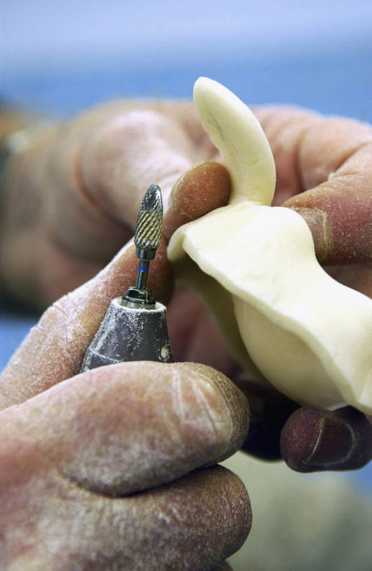 成年人,手,牙齿,一个人,竖图,室内,特写,侧面,仅一个男性,拿着,英格兰,模仿,摄影,部分,研磨,假牙,假肢,磨光机,颌骨,齿,牙,牙龈,彩图