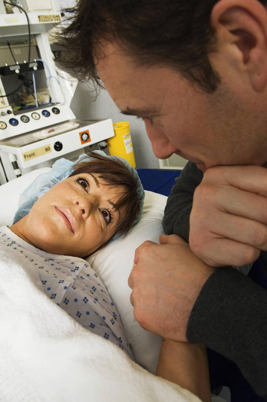 成年人,老年人,两个人,病人,竖图,室内,特写,侧面,英格兰,摄影,繁衍,协助,人体器官,器官,繁殖,试管婴儿,异性恋,老年男性,老年女性,手牵手,仰卧,彩图,生殖器,门诊部