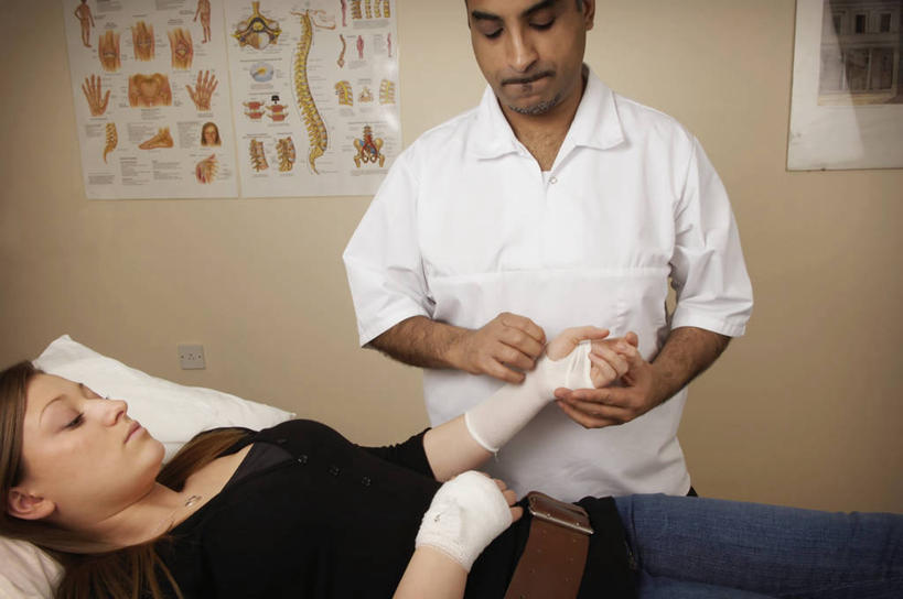 成年人,中年人,两个人,医生,病人,站,横图,室内,侧面,制服,包裹,包装,休闲装,英格兰,白色,放松,摄影,保护,准确,不幸,中年男性,中年女性,绷带,仰卧,彩图