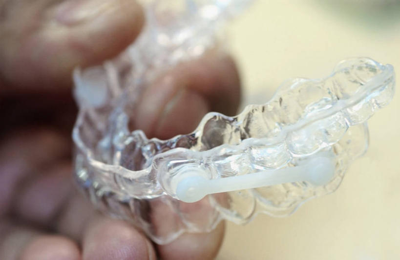 成年人,手,牙齿,一个人,横图,室内,特写,仅一个男性,透明,塑胶,拿着,英格兰,一个,模仿,摄影,单个,部分,简单,出示,假牙,假肢,颌骨,齿,牙,牙龈,彩图