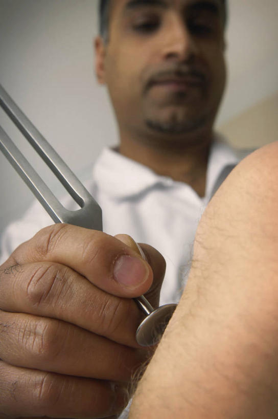 成年人,头,手,两个人,医生,病人,竖图,室内,特写,侧面,仰视,制服,朦胧,模糊,金属,音叉,英格兰,摄影,摇动,四肢,男人,头部,手臂,彩图,低角度拍摄