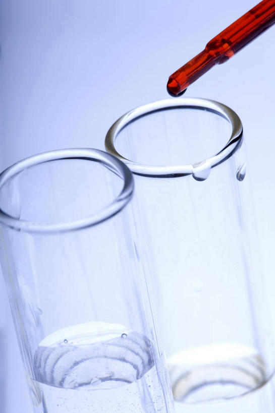 无人,竖图,特写,白色背景,研究,透明,科学,试管,液体,水滴,英格兰,三个,红色,摄影,测量工具,科学实验,吸液管,彩图,影棚拍摄