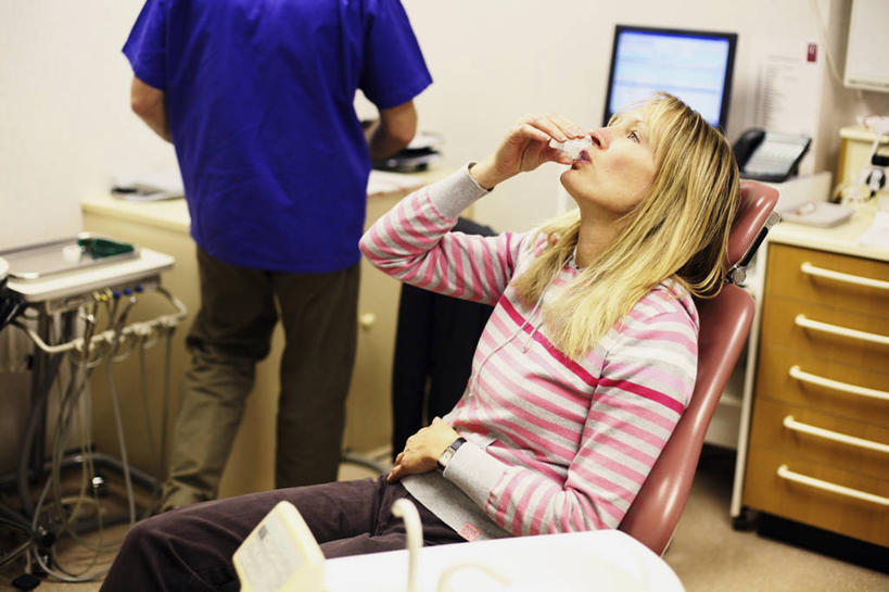 成年人,头发,两个人,护士,医院,站,坐,横图,室内,侧面,喝,休闲装,英格兰,背面,金色,摄影,白衣天使,男人,年轻男性,年轻女性,年轻人,长发,彩图