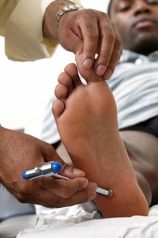 成年人,手,关节,踝,一个人,两个人,医生,病人,竖图,室内,特写,比目鱼,仅一个男性,仅一个人,英格兰,仅一个年轻男性,医护人员,医疗人员,击打,摄影,部分,脚掌,足,敲诊槌,男人,男性,年轻男性,年轻人,大夫,彩图