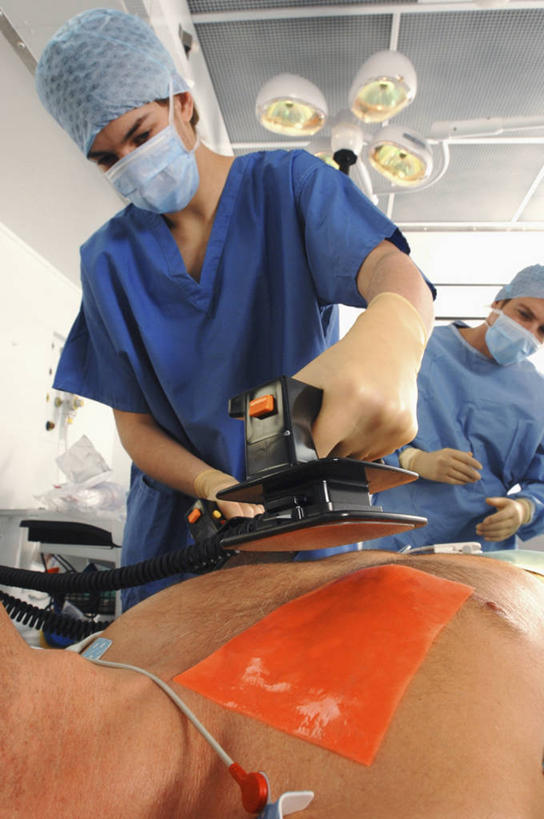 成年人,中年人,三个人,医生,病人,竖图,室内,特写,仰视,工作服,制服,床,床单,被子,英格兰,病床,摄影,疾病,被单,病房,心血管病,心血管疾病,心脏病,循环系统疾病,工作制服,援救,受害者,加护病房,中年男性,中年女性,彩图,低角度拍摄,工作套服,护理床,医疗床