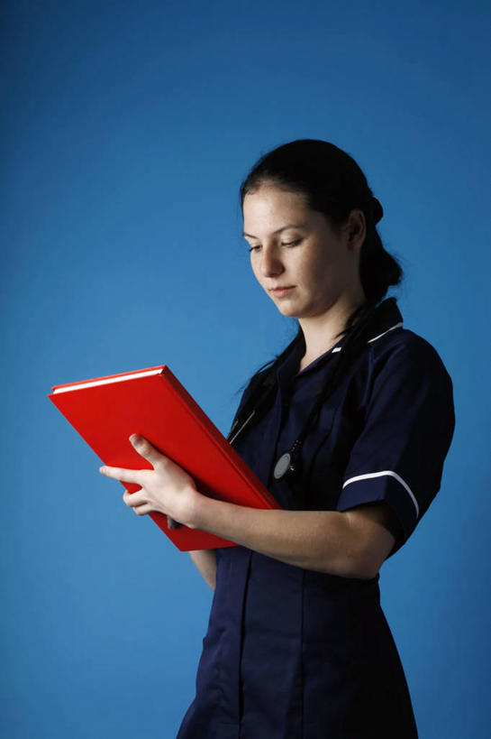 成年人,一个人,护士,站,竖图,特写,侧面,制服,仅一个年轻女性,仅一个女性,仅一个人,写,蓝色背景,文件,拿着,注视,英格兰,红色,听诊器,叉腰,观察,看,读书,摄影,观看,写字板,察看,专心,关注,文档,肖像,年轻女性,女人,女性,年轻人,半身,彩图,影棚拍摄