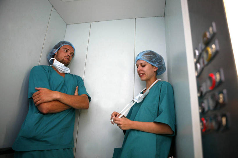 成年人,两个人,医院,双手交叉,横图,室内,仰视,工作服,制服,苏丹,朦胧,模糊,分离,过滤,分开,口罩,靠,靠着,手势,隔断,遮掩,摄影,保护,隔离,照亮,卫生,手术室,掩盖,双手抱胸,遮挡,净化,间隔,预防,遮盖,控制面板,防尘,外科医生,手术帽,掩饰,断绝,隔开,屏蔽,屏绝,远离,中断,阻遏,阻隔,工作制服,男人,女人,触摸,彩图,低角度拍摄,工作套服,打手势,手术衣